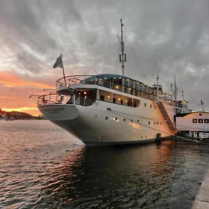 Maelardrottningen Yacht Hotel na wodzie Sztokholm
